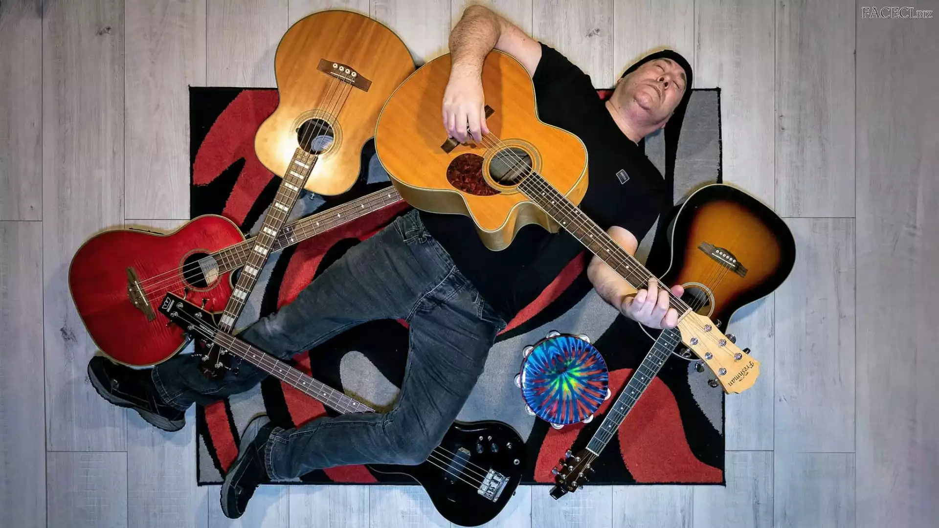 Mężczyzna, Leżący, Muzyka, Gitary, Dywan